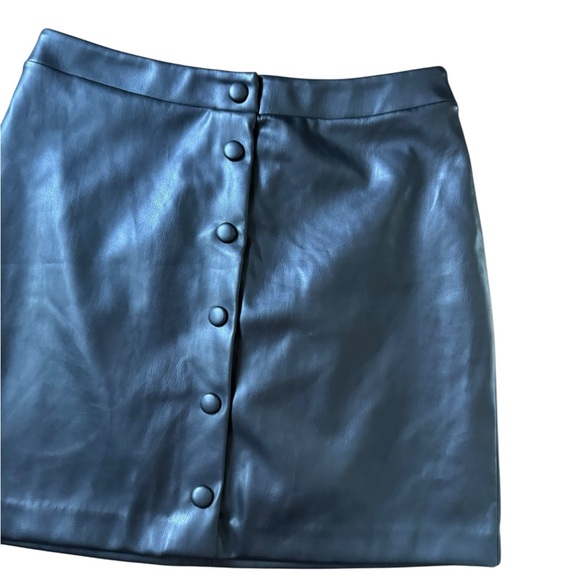 LOFT Faux Leather Black Button Down Mini Skirt - Size 6 NWT - Picture 2 of 4